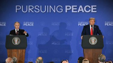 El presidente de Estados Unidos, Donald Trump, y el presidente ruso, Vladimir Putin, ofrecen una conferencia de prensa conjunta tras participar en una cumbre EEUU-Rusia sobre Ucrania en la Base Conjunta Elmendorf-Richardson en Anchorage, Alaska, el 15 de agosto de 2025.