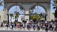 Guionistas y actores de Hollywood en huelga en una protesta fuera de los estudios Paramount en Los Ángeles el 14 de julio de 2023.