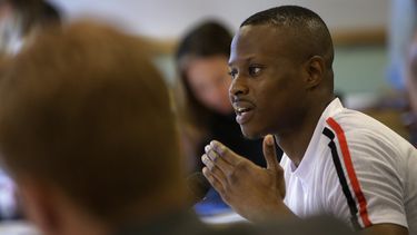 Tresor-Alin Nahimana, derecha, un refugiado de 23 a&ntilde;os de la Rep&uacute;blica Democr&aacute;tica de Congo, participa en una mesa redonda el martes, 1 de octubre del 2019, en Boston, sobre el impacto de un l&iacute;mite a las admisiones de refugiados en Estados Unidos para el 2020.&nbsp;