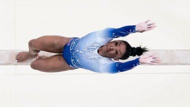La estadounidense Simone Biles compite en la viga de equilibrio de la gimnasia de los Juegos Olímpicos de París, el lunes 5 de agosto de 2024.