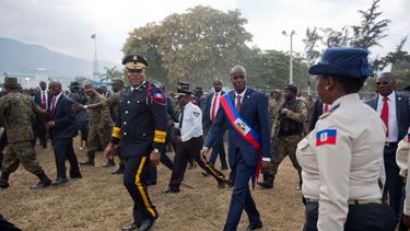 En esta fotografía de archivo del 7 de febrero de 2017, el presidente haitiano Jovenel Moïse camina acompañado por el jefe policial Michel-Ange Gedeon en el Palacio Nacional tras su ceremonia de juramentación en el Parlamento, en Puerto Príncipe, Haití.
