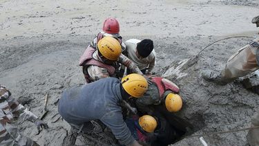 Cerca de 200 desaparecidos en India tras la caída de trozo de glaciar en un río