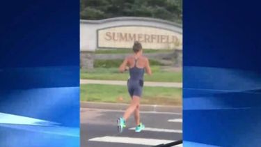 Si fuese apresada, la defecadora loca, que suele vestir ropa deportiva y hace footing, podría enfrentar cargos por exponerse indecentemente ante menores de edad.
