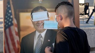 Niños juegan Pon la máscara en el gobernador Gary Herbert durante una protesta contra las directrices de uso de mascarillas por el coronavirus en Sakt Lake City, Utah. Los niños que contraen coronavirus en las guarderías se lo transmiten a sus familiares, de acuerdo con un nuevo reporte que resalta que los menores pueden llevar el germen a sus casas e infectar a otros. Foto del 5 de septiembre del 2020, n