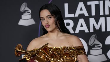 La cantante española Rosalía posa para los fotógrafos de la prensa con sus premios Latin Grammy en la Arena Mandalay Bay Michelob Ultra, el 17 de noviembre de 2022.