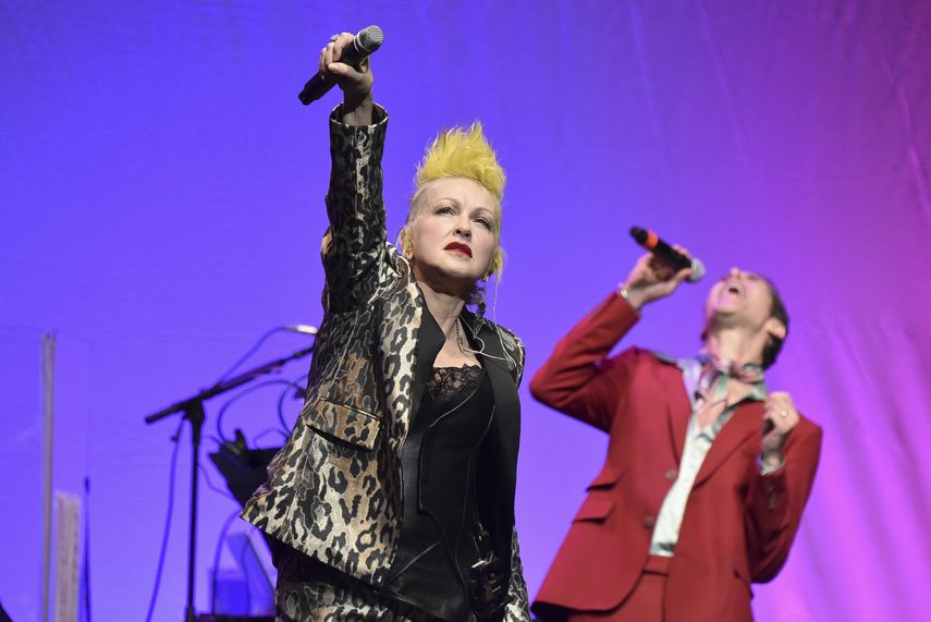Cyndi Lauper, a la izquierda, y Perry Farrell cantan durante el noveno concierto benéfico Home for the Holidays el 10 de diciembre de 2019 en Los Angeles.&nbsp;