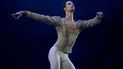 El bailarín brasileño David Mottel ensaya la pieza de ballet El lago de los cines. 