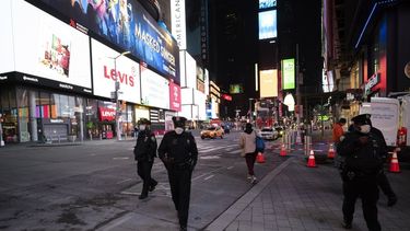 Agentes policiales patrullan a pie el área de Times Square en Nueva York el 29 de abril de 2020, durante la pandemia del coronavirus. 