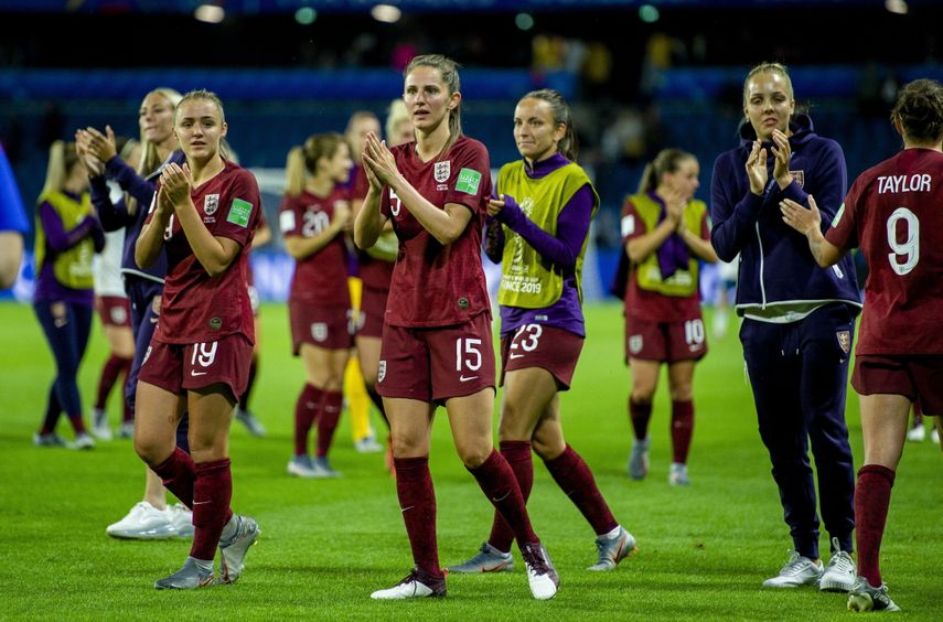 Abbie McManus (c) celebra con la selección femenina de fútbol de Inglaterra tras batir por un ajustado 1-0 al combinado de Argentina en su segundo compromiso del Grupo D.