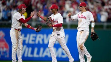 De izquierda a derecha, Bryson Stott, el dominicano Johan Rojas y Nick Castellanos festejan la victoria de los Filis de Filadelfia sobre los Marlins de Miami, en el primer juego de la serie de comodín de Postemporada en la Liga Nacional, el martes 3 de octubre de 2023&nbsp;