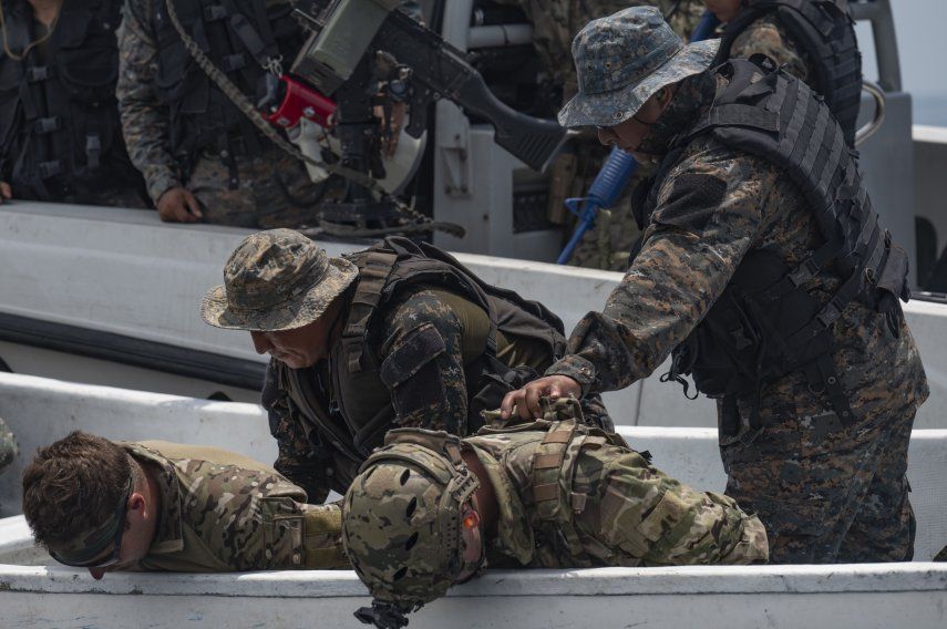 Soldados guatemaltecos en Puerto de San José, Guatemala, en un simulacro de interdicción de drogas durante el ejercicio multinacional CENTAM Guardian 25 auspiciado por el Comando Sur de EEUU, el 16MAY25.&nbsp;&nbsp;