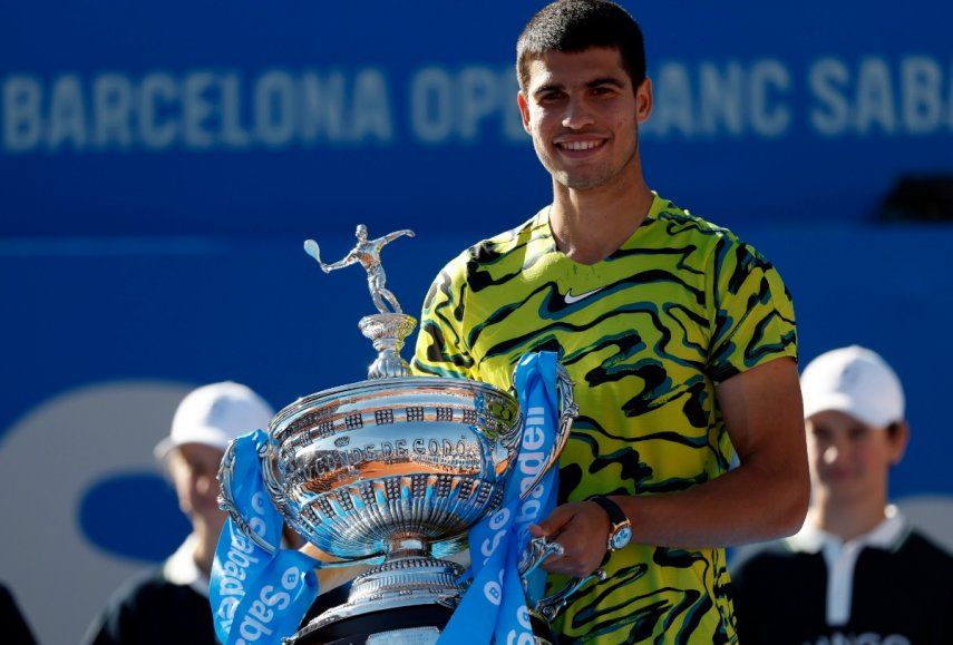 El español Carlos Alcaraz posa con el trofeo tras ganar la final del Abierto de Barcelona al superar al griego Stefanos Tsitsipas el domingo 23 de abril del 2023.