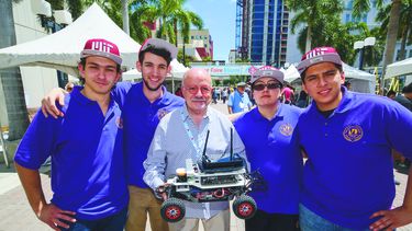 De la tecnología a las tradiciones culinarias, Padrón siempre ha sido un defensor de las ciencias y un amante de la buena cocina. De la tecnología a las tradiciones culinarias, Padrón siempre ha sido un defensor de las ciencias y un amante de la buena cocina.