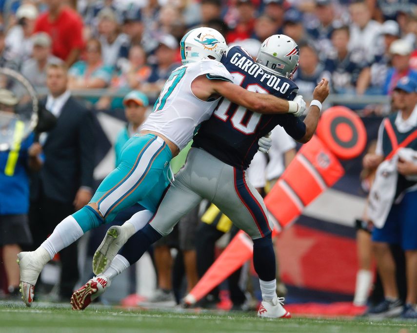 Kiko Alonso (izquierda) derriba a Jimmy Garoppolo, quien salió lesionado luego de esta caída&nbsp;