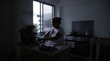 Orelis Lehmann prepara café en su departamento, ubicado en Caracas, durante el apagón masivo que afectó a Venezuela.