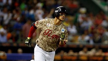 El cubano Félix Pérez, de los Tigres de Aragua, impulsó dos carreras para la victoria de los venezolanos. (EFE)