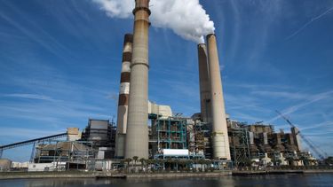 Un tipo de batería desarrollada por investigadores del MIT podría estar hecha a partir del dióxido de carbono capturado en las plantas de energía, como una vía para disminuir en daño ambiental.&nbsp;