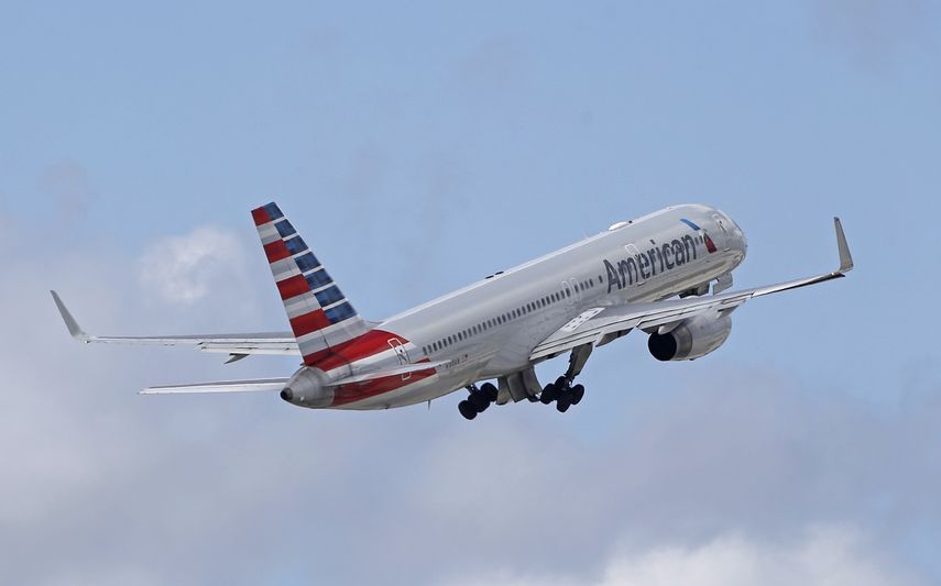 En esta fotograf&iacute;a del viernes 3 de junio de 2016, un avi&oacute;n de American Airlines despega del Aeropuerto Internacional de Miami.&nbsp;
