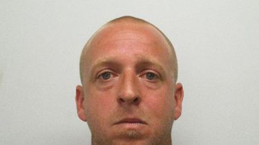 Autoridades de la Oficina del Alguacil dicen que Sean Booth Chidester, de 35 años, de Marathon, es un delincuente que puede estar armado y es peligroso.