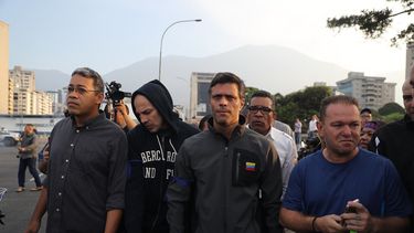 El opositor venezolano Leopoldo López tras ser liberado este martes en Caracas como parte de la Operación Libertad convocada por el presidente encargado de Venezuela, Juan Guaidó.&nbsp;