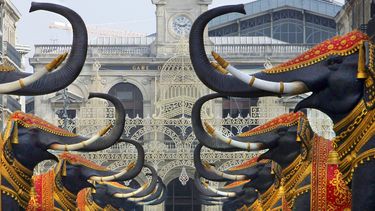 Doce elefantes de ocho metros de altura, creados por Nitin Desai —uno de los más grandes diseñadores de decorados del cine de Bollywood—, fueron instalados el 11 de octubre de 2006 en una calle del centro de la ciudad de Lille.