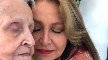Daniela Romo junto a su mam&aacute;, do&ntilde;a Teresa Corona.