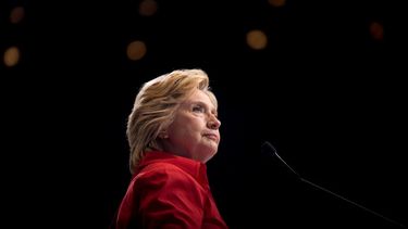 En esta foto del 30 de julio del 2016, la candidata presidencial dem&oacute;crata Hillary Clinton es vista en un acto de campa&ntilde;a en Pittsburgh. Clinton respaldar&aacute; oficialmente la candidatura de Joe Biden el martes, 28 de abril del 2020.&nbsp;