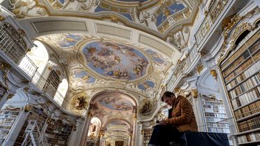 Se ve a un visitante en la biblioteca de la abadía benedictina en Admont, Austria, el 6 de diciembre de 2022. La biblioteca de la abadía de Admont ha construido una fuerte presencia en las redes sociales, con interiores barrocos que atraen a multitudes. &nbsp;