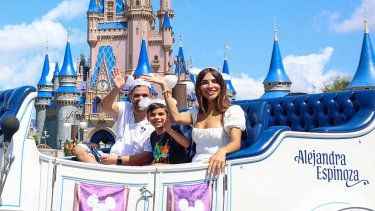 Alejandra Espinoza y su familia inauguraron el desfile del Festival de la Fantasía en el Magic Kingdom.