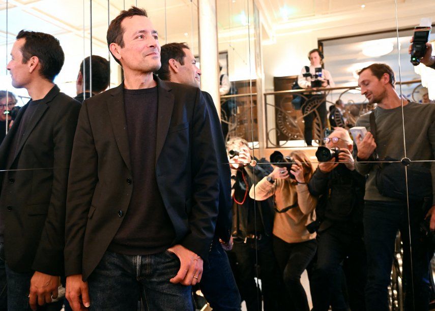 El director y escritor francés Jean-Baptiste Andrea, ganador del premio literario Prix Goncourt, posa tras ser premiado en el restaurante Drouant de París el 7 de noviembre de 2023 por su novela Veiller sur elle (Cuídala).