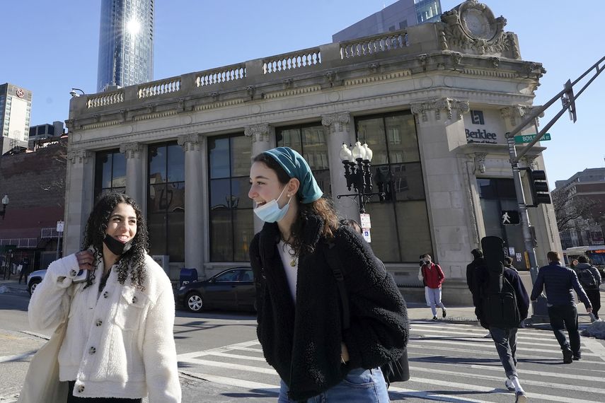 Transeúntes llevan las mascarillas bajo el mentón en Boston, 9 de febrero de 2022.&nbsp;