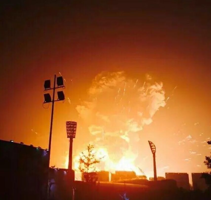 Las redes sociales publicaron fotografías y videos que muestran grandes focos de incendio, gente ensangrentada y varios edificos destruidos. Además, se reportó que las vibraciones se sintieron a varios kilómetros de distancia. (TWITTER)