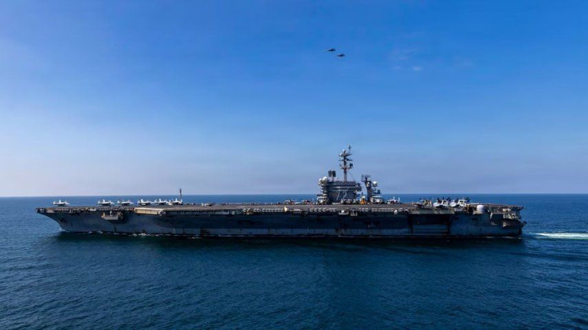 El portaaviones de clase Nimitz USS Abraham Lincoln (CVN 72) navega en apoyo de la Operación Furia Épica.
