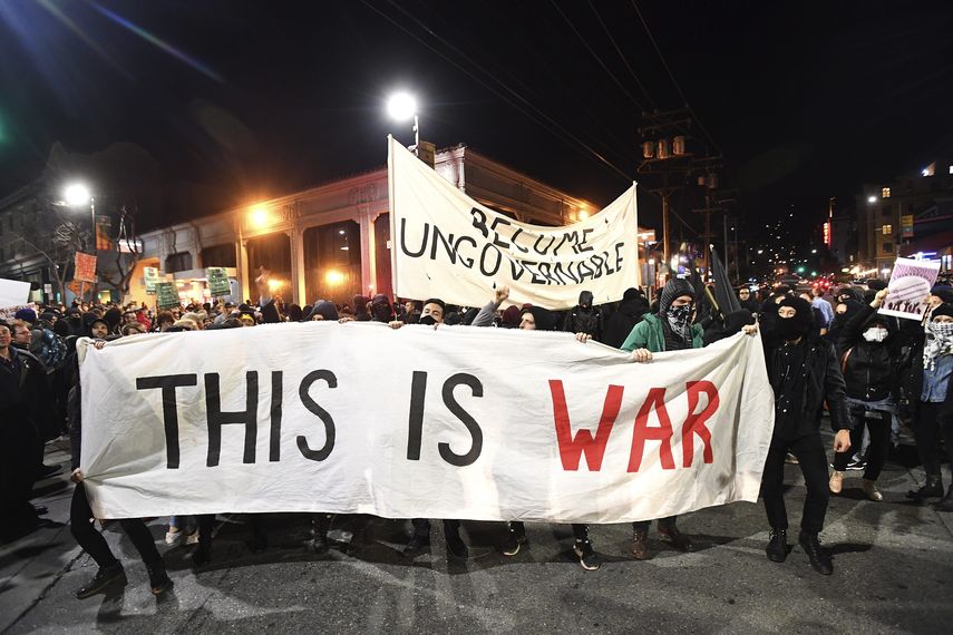 Manifestantes protestan contra el escritor ultraderechista Milo Yiannopoulos en Berkely,&nbsp;California&nbsp;(Estados Unidos)