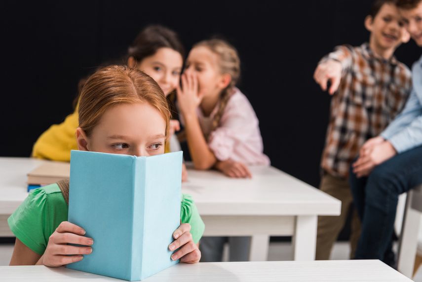 El estudio subraya que las madres, al desaprobar a los amigos de sus hijos, pueden desencadenar una cadena de eventos que debilita las relaciones sociales del niño.