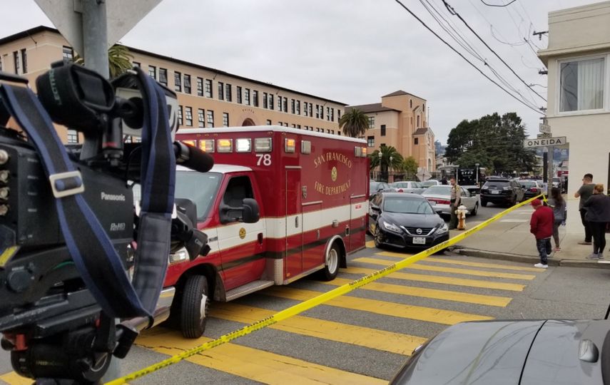 Unidades de la Policía, equipos de rescate y ambulancias llegaron este miércoles a las inmediaciones de la Balboa high School, en San Francisco, tras un presunto incidente con disparos.