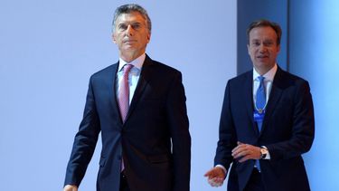 El presidente argentino, Mauricio&nbsp;Macri&nbsp;(i), y el exministro noruego de Asuntos Exteriores y actual presidente del Foro Davos, Borge Brende.&nbsp;