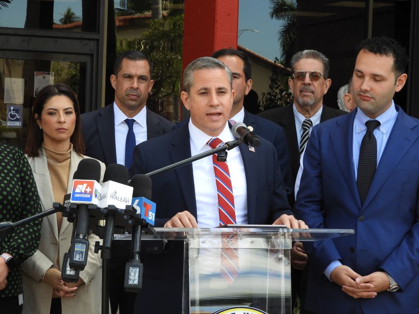 El recaudador de impuestos del condado Miami-Dade, Dariel Fernández, aborda el tema de las empresas con vínculos con el régimen de la Habana.&nbsp;