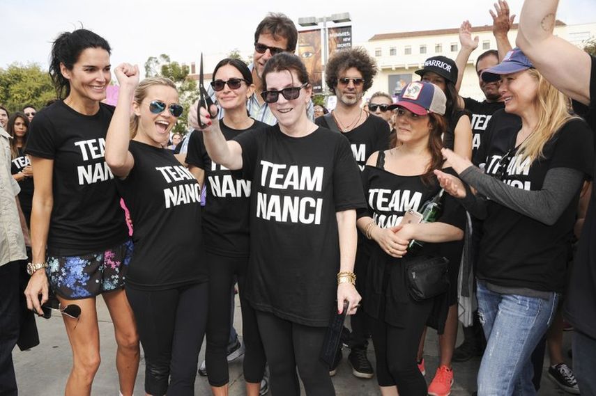 En esta foto del 18 de octubre de 2015, la publicista de celebridades Nanci Ryder, en el centro, con las actrices Angie Harmon, izquierda, Reese Witherspoon, Courteney Cox y Renee Zellweger, derecha, en la caminata ALS en Los &Aacute;ngeles.&nbsp;