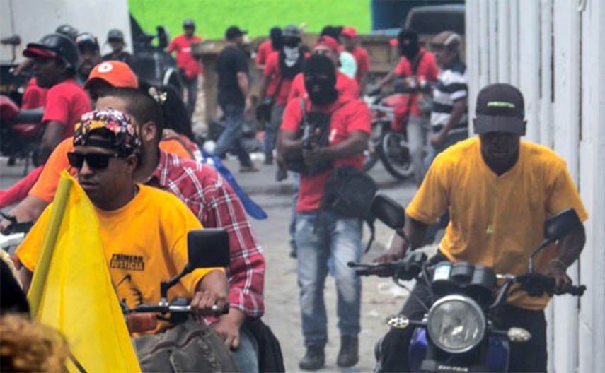 El diputado opositor y candidato a la reelección, Miguel Pizarro, denunció el ataque a tiros y amedrentamiento por parte de grupos armados adeptos al Gobierno de Nicolás Maduro, durante una caravana que se efectuaba en una barriada ubicada al este de C