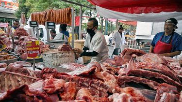 Vendedores en un mercado c&aacute;rnico en la Ciudad de M&eacute;xico.