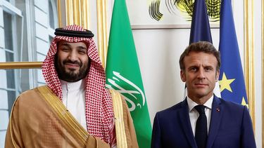 El presidente francés Emmanuel Macron recibe al príncipe heredero saudí Mohammed bin Salman para una cena en el palacio del Elíseo en París el 28 de julio del 2022.&nbsp;