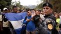 En esta fotografía de archivo del 16 de junio de 2020, migrantes hondureños que intentan alcanzar Estados Unidos son detenidos por la policía guatemalteca cerca de Agua Caliente, Guatemala, en la frontera con Honduras. 