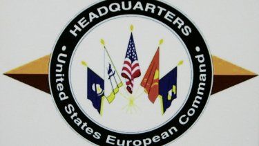 El logo del Comando Militar de Estados Unidos en Europa (US EUCOM) en un cuartel militar en Stuttgart, Alemania.