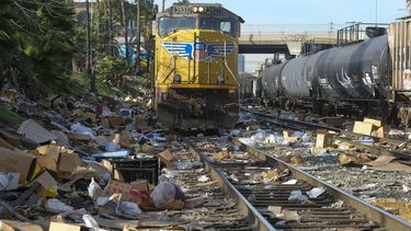Cajas y paquetes rotos pueden verse en una sección de las vías del tren de Union Pacific, el viernes 14 de enero de 2022, en el centro de Los Ángeles. Ladrones han estado asaltando los contenedores de carga en la ciudad desde hace meses. queados&nbsp;
