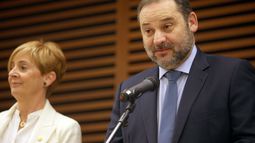 22/01/2020 El ministro de Transportes, Movilidad y Agenda Urbana, José Luis Ábalos y la consejera de Desarrollo Económico e Infraestructuras, Arantxa Tapia, durante la IV Jornada Internacional Ferroviaria Basque Railway 2020, donde se abordarán temas pendientes en materia de infraestructuras, en San Sebastián /Euskadi (España), 22 de enero de 2020. 