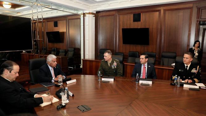 Fotografía cedida por la Presidencia de Panamá del presidente panameño José Raúl Mulino (2-i) reunido con el jefe del Comando Sur de Estados Unidos, Francis Donovan (c), este martes, en la Ciudad de Panamá (Panamá). EFE