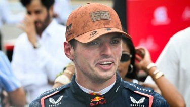 El piloto holandés de Red Bull Racing, Max Verstappen, sube al podio tras ganar el esprint de Fórmula 1 de Estados Unidos en el Circuito de las Américas en Austin, Texas, el 18 de octubre de 2025. 
