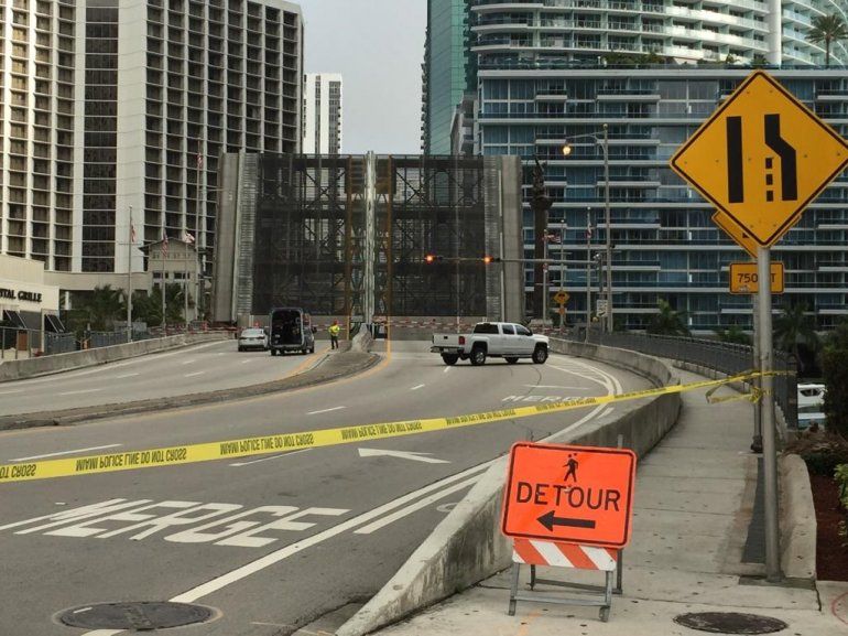 Puente de Brickell en Miami reabre a medias