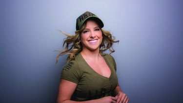 Isbel Montano posa con uno de sus atuendos